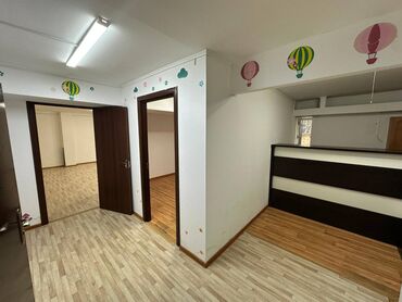 парикмахерский помошник: Срочно Продаю! 2к. КОМ.ПОМ., ЦОКОЛЬ63м2, 5 МКР72 000т.$, Район с