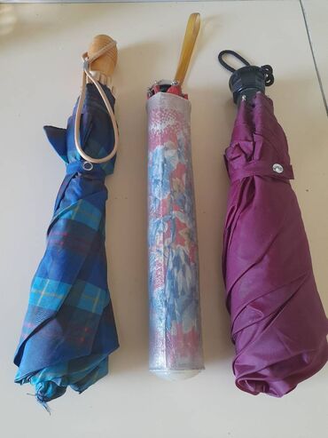 зонты бу: Продаю зонты взрослые красный диаметр 1 м, остальные 0,9 м - по 350