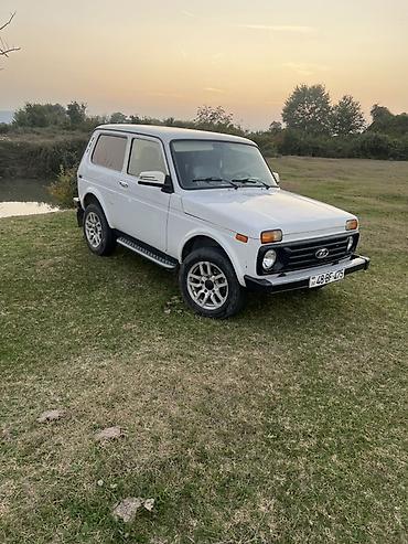 reduktor 1:3: Ağ rəngli LADA Niva 4x4 təqdim olunur. Klassik və tanınan kuzov — 8