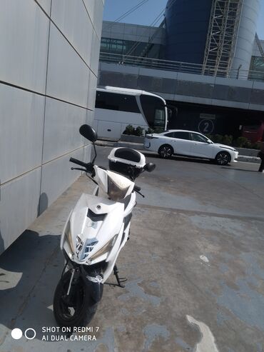 Kvadrosikllar: Ağ rəngli skuter/sayyah moped Xüsusiyyətlər: - Şəhər tipli