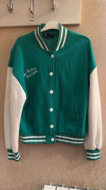 Рубашки: Yaşıl-ağ rəngli varsity/jaket-stil sweatshirt. - Marka: ZARA
