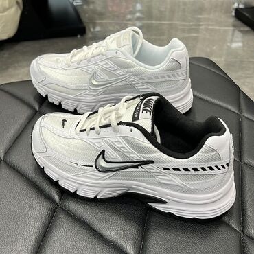 волейболные кроссовки: Кроссовки Nike P-6000 в белом цвете с черными и серыми акцентами