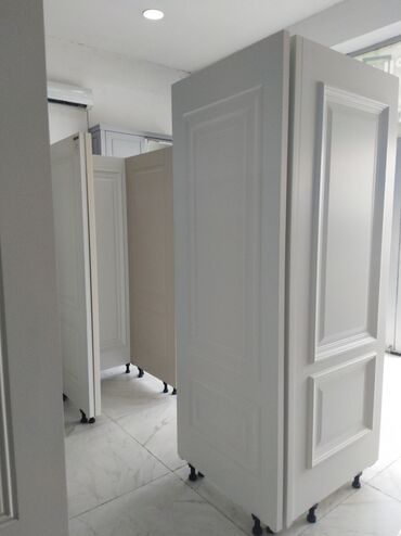 ev üçün qapı: Ağ rəngli qapı paneli, müasir ev və ofis interyerləri üçün uyğundur