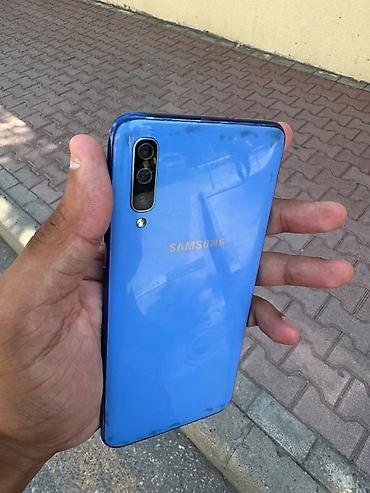 google pixel 10: Mavi rəngli smartfon Xüsusiyyətlər və portlar: - Alt hissə: 3.5 mm — 5