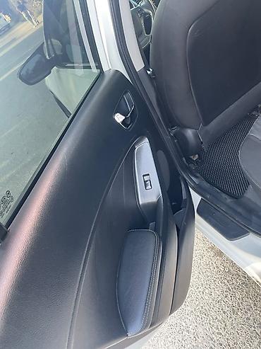 ford transit oluxanasi: Kia Cerato (ağ rəng, sedan) - Xarici görünüş: ağ kuzov, qara — 4