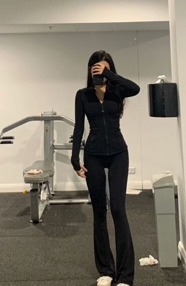 спортивное оборудование: Женский спортивный костюм (верх + леггинсы клеш)черного цветы