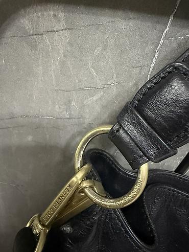 брелок на ключ: Сумка Kenneth Cole из мягкой натуральной кожи, черный цвет. Состояние — 2