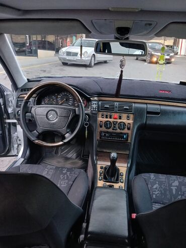 Mercedes-Benz: Mercedes-Benz E-Class: 2 l | 1998 il Sedan — 17