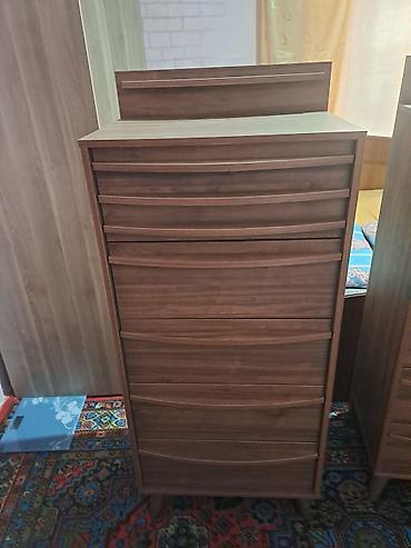 qoz sekili: Taxta komod – çoxrəfli çekmecəli dolab - Material: ağac teksturası — 2