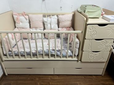 манежка: Продаю детскую кровать, детская манежка . Манеж разбирается в