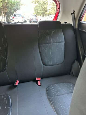 Kia: Kia Picanto, qırmızı rəng, hetçbek kuzov. Xüsusiyyətlər: - Kompakt — 7