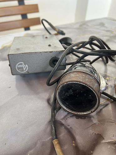 dekor guller: Dekorativ süni güllər və ağ parça materialları dəsti. Sayı çoxdur — 6