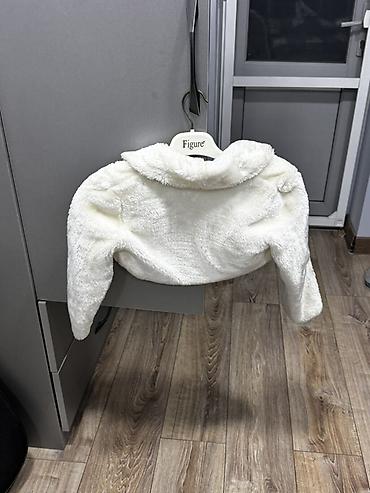 ust geyimi: Uşaq qız üçün qısa kürk jaket – Vitacci, ölçü 110 - Rəng: ağ, yumşaq — 2