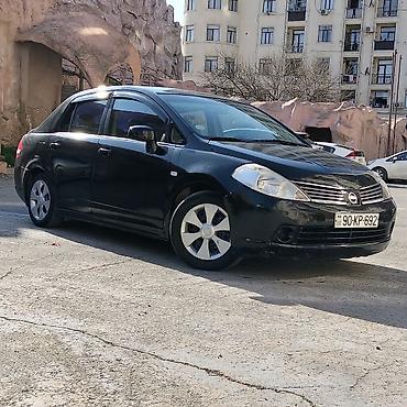 nişan tida: Nissan Tiida sedan – qara rəng, 4 qapı, AZ dövlət nömrə nişanı — 2