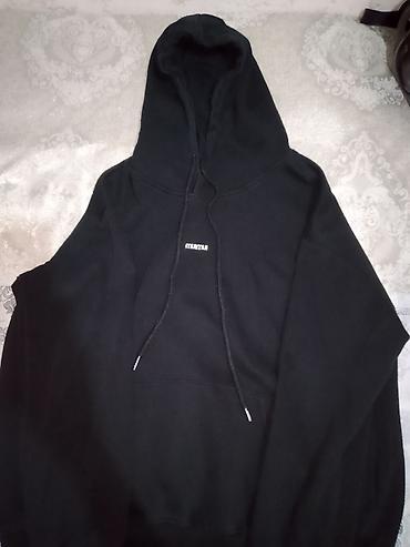 yaz koftalari: Qara rəngli kapüşonlu sviter (hoodie). Ön hissəsində kiçik ölçülü — 4