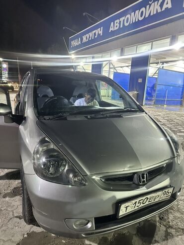 мини электромобиль: Автомобиль Honda Fit с кузовом хэтчбек, оснащенный четырьмя дверями