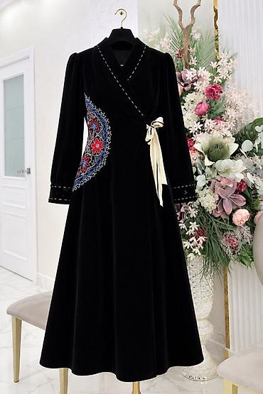 велюровая: Продам бархатное платье с ручной вышивкой 🌹 * Размер: 46 * Цена: 3500 — 4