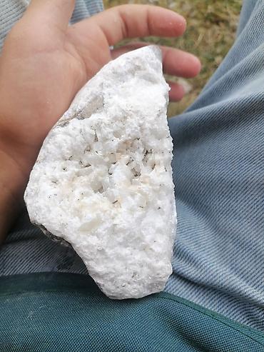 продам ворота бу: Ağ kvars damarından çıxmış təbii kolleksiya nümunəsi - Material — 2