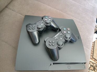 koliko košta playstation: Sony PlayStation 3 konzola sa dva originalna kontrolera. Konzola je