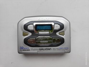 Техника и электроника: Продаю кассетный плеер с реверсом и радио Sony Walkman wm-fx493