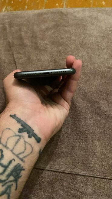 Apple iPhone: IPhone 11, 128 GB, Qara — 9