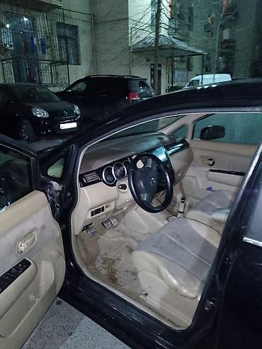 nişan tida: Nissan Tiida sedan – qara rəng, 4 qapı, AZ dövlət nömrə nişanı — 6