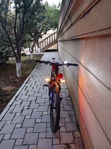 26 liq velosiped: 26 liq velosiped satılır heç bir problemi yoxdu led işıqlar pavarotnik