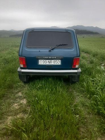 фургоны категории б: LADA Niva 4x4, mavi rəngli, 3 qapılı ofroud krossover. Xüsusiyyətlər — 2