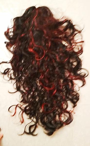 Другие головные уборы: 1. парик, пряди снизу черного цвета, сверху малинового цвета, челка и — 21