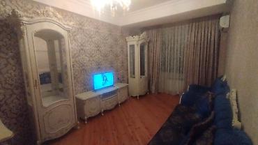 salon dolab: Klassik üslubda qonaq otağı mebel dəsti Tərkibi: - 2 ədəd vitrin şkaf — 3
