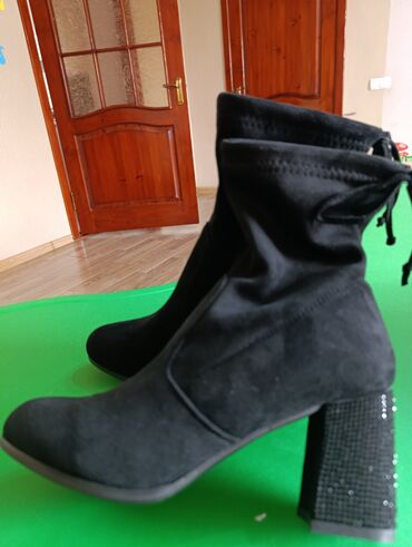 Ботинки и ботильоны: Женская осенняя обувь, (черный цвет): 1) Ботинки дерби из замши - — 30