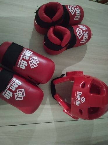 спортивное оборудование: Продаю футы перчатки и шлем комплект 2500почти новыйкупила за
