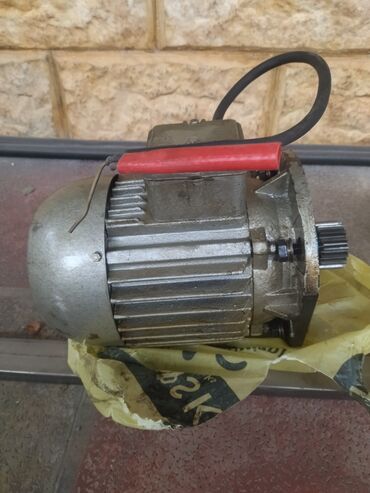 saf su: Sənaye elektrik mühərriki – IREM “Electromotorenwerk Sf. Gheorghe”