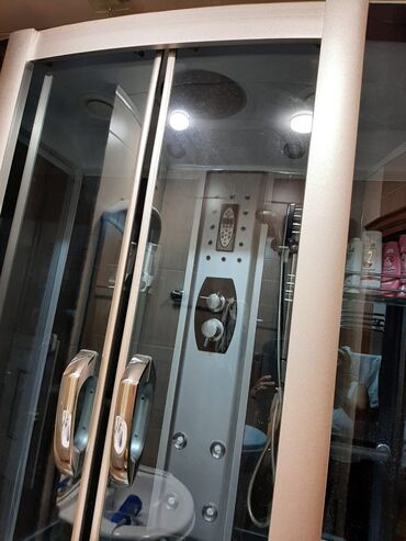 Qazanlar: Bu duş kabinəsi yığcam ölçüsü sayəsində hamam otaqları üçün əla həll