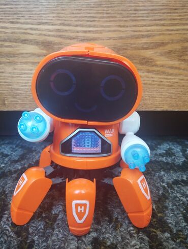 Игрушки: Продаю нового детского робота, работает от батареек, сзади кнопка