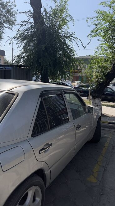 старые машины: Автомобиль Mercedes-Benz E-класса (W124) серебристого цвета