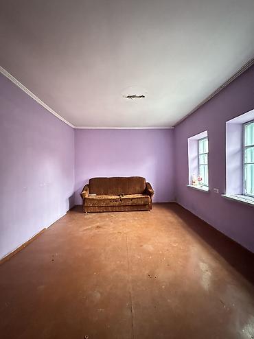 Продажа коттеджей и домов: ✨Продаётся дом в г. Бишкек, район Киркомстром✨ 📐Участок: 2,5 сотки 🏫 — 5