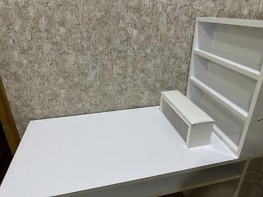 duz satışı: Düz masa, Stulsuz, Polkalı, Siyirməsiz, Parlaq laminat — 2