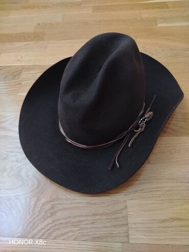 Kape i aksesoari: Muski kaubojski sesir je kao nov, ocuvan. Materijal prevrnuta koza — 2