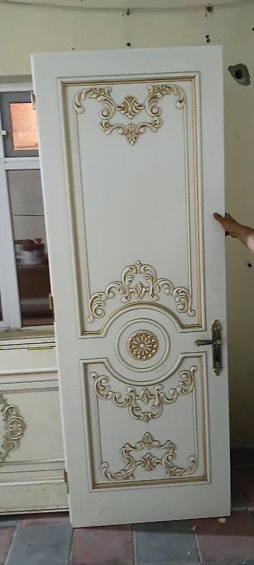 şüşə qapi: Ağ və qızılı naxışlı klassik üslubda qapılar təqdim olunur. Modellər — 5