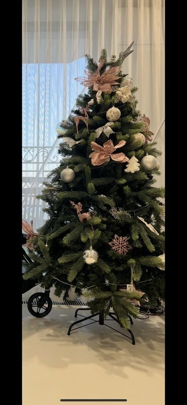 дед мороз и снегурочка: Искусственная новогодняя ёлка Очень красивая и пышная. В прошлом году