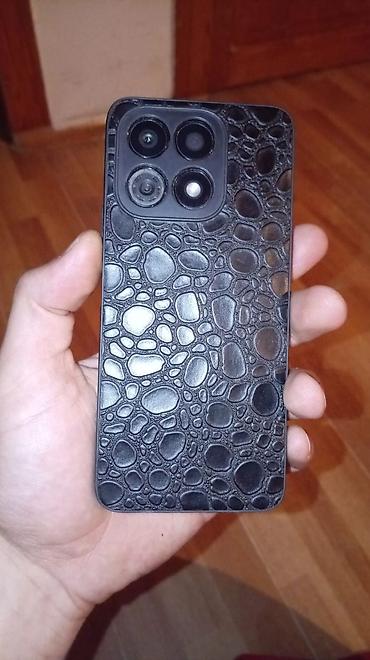 Smartfon – böyük ekranlı, mərkəzi “punch‑hole” ön kamera dizaynı ilə