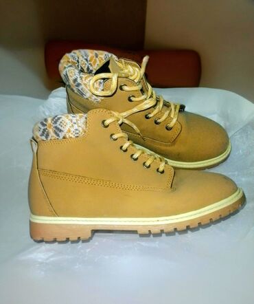 qadın çəkmələri: Alınan gündən iki dəfə geyilib ideal vəziyyətdədir. Baha qiymətə