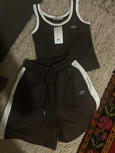 lacoste canta: Lacoste qadın idman dəsti - 2 hissə: qolsuz crop-top mayka və şort - — 2