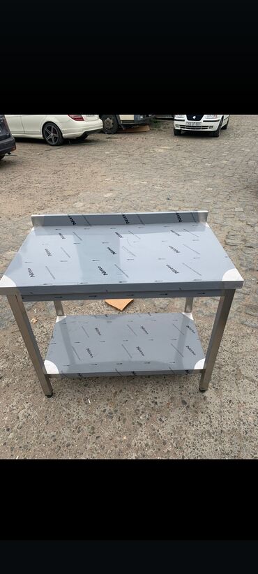 Havalandırma sistemləri: Qırmızı rəngdə olan bu havalandırma sistemi, ofis və ya kommersiya — 7