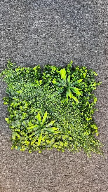 Süni güllər: Süni yaşıl divar paneli müxtəlif yaşıl yarpaqların və qırmızı — 23