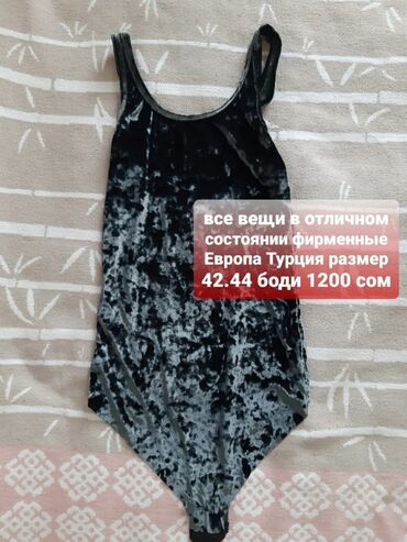 Другая женская одежда: Джинсовый комбинезон синего цвета с классическим дизайном. Модель — 11