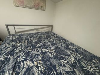 Kreveti: Metalni ram kreveta sa uzglavljem, sa dušekom. - Dimenzije — 3