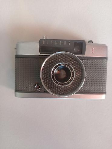 retro gramofon: Olympus Yaponiya istehsalı olan retro fotoaparat. İşlər vəziyyətdə — 4