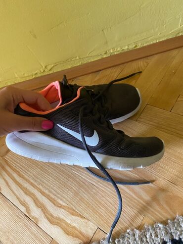 Cipele: Nike patike novo samo 2000 din plus pokloni gratis 
Original